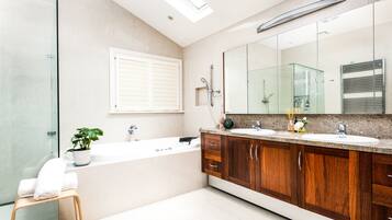 Combined shower/tub, jetted tub, hair dryer, towels