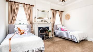 6 bedrooms, desk, iron/ironing board, travel crib