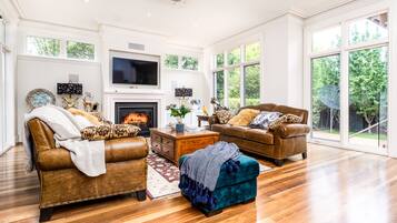 Smart TV, fireplace, Netflix, streaming services