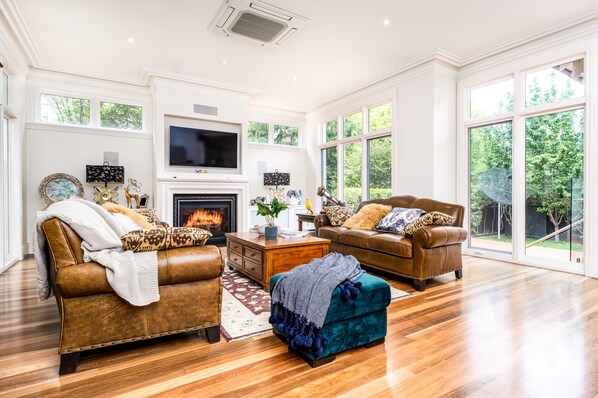 Smart TV, fireplace, Netflix, streaming services