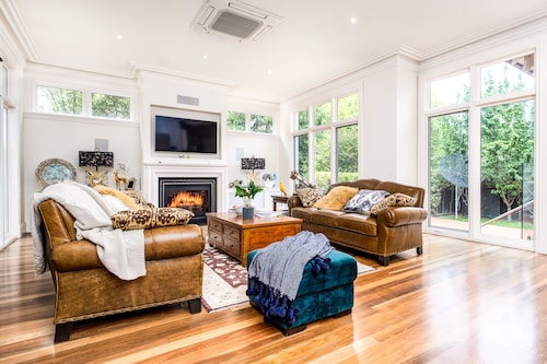 Luxury Family Home With Pool in Prestigious Suburb