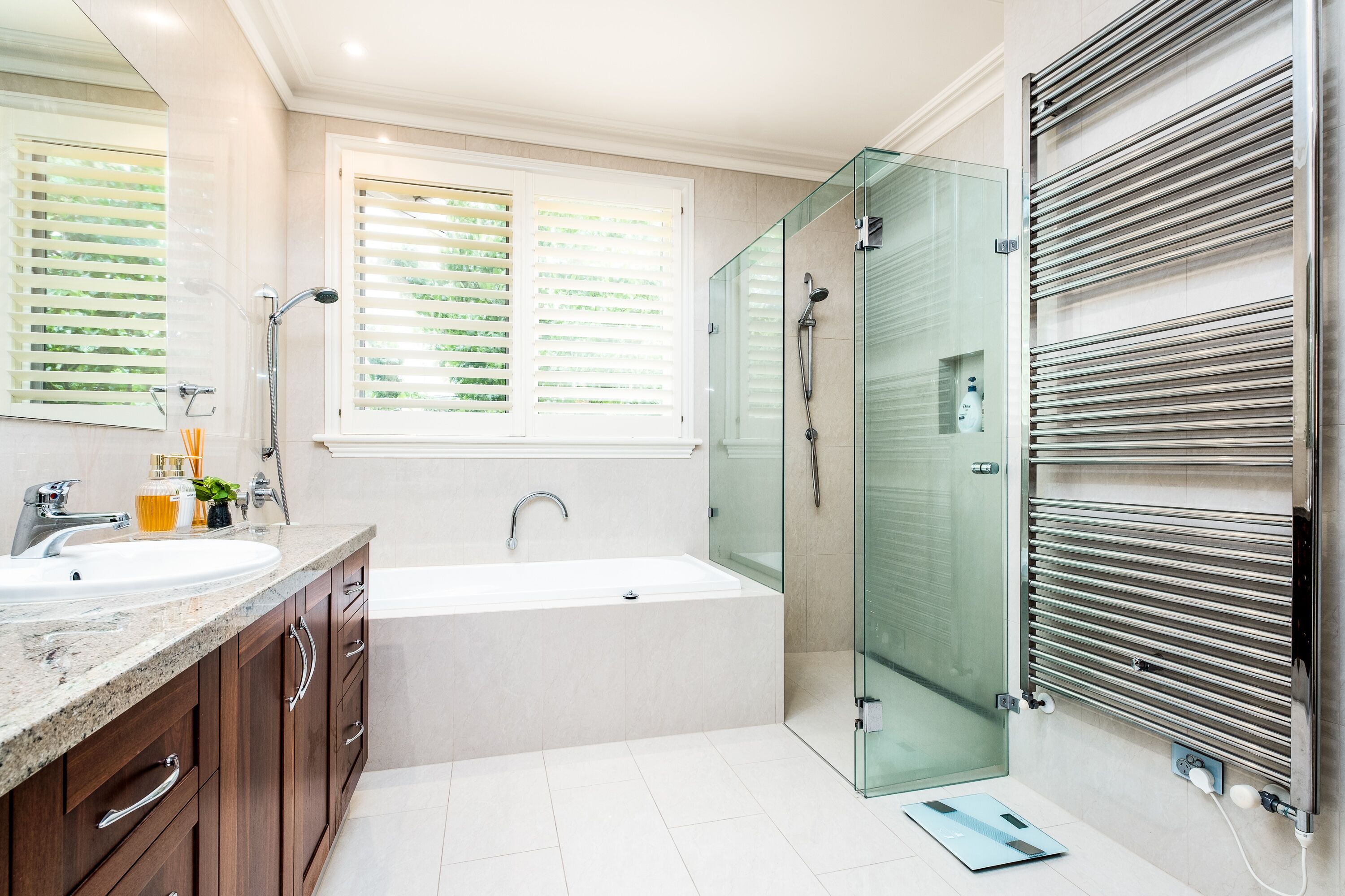 Combined shower/tub, jetted tub, hair dryer, towels