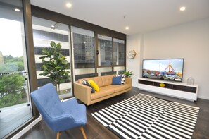 シティ アパートメント | リビング エリア | 55 インチの薄型テレビ (デジタル放送視聴可)、液晶テレビ