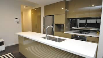 City Apartment | Private kitchen | Full-sized fridge, microwave, oven, stovetop