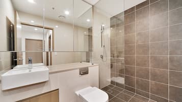 City Apartment | Bathroom | Shower, free toiletries, hair dryer, towels