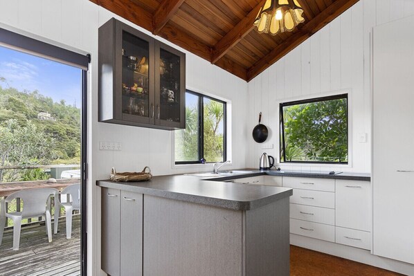 Kjøleskap, mikrobølgeovn, ovn og oppvaskmaskin