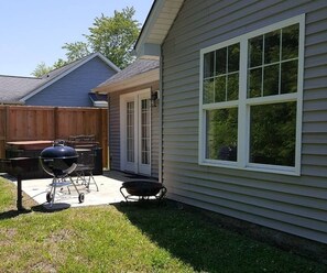 Outdoor dining - GET AWAY FROM IT ALL - Cottage 28 Taylorsville Lake (Taylorsville)