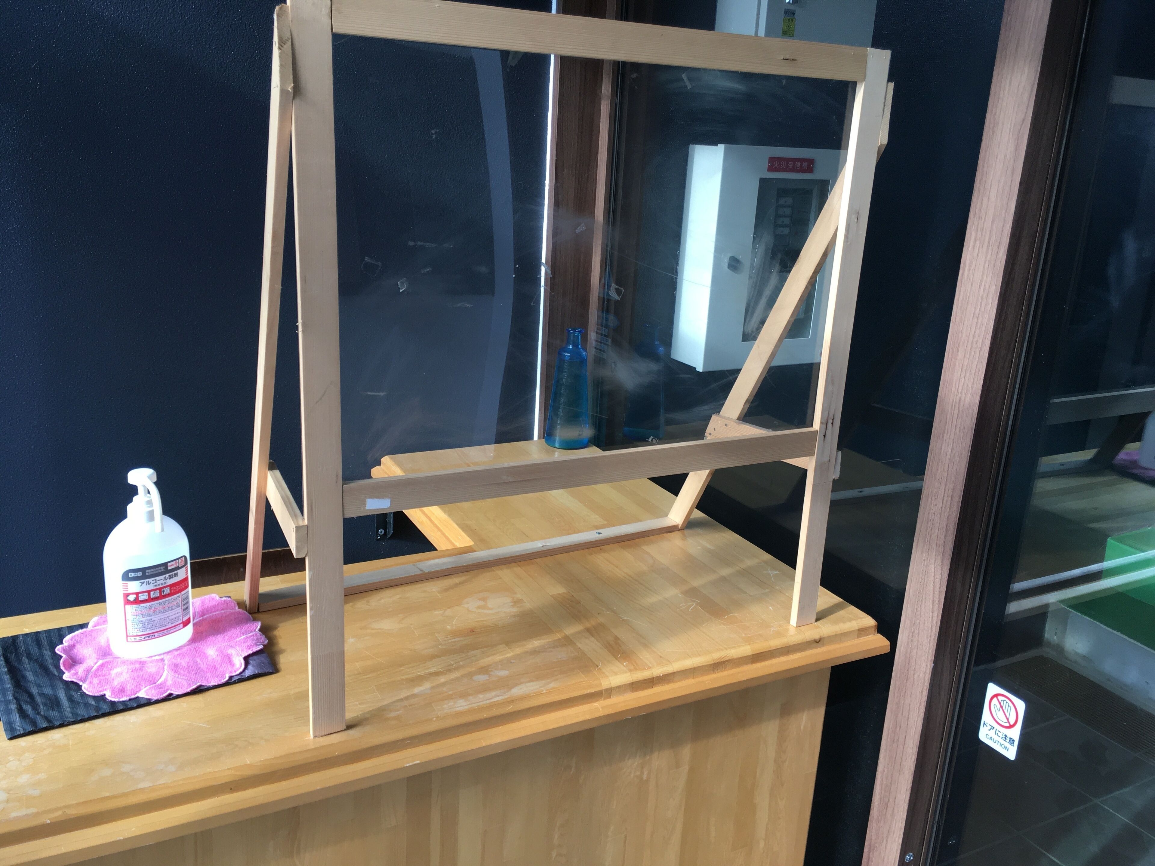 Eine Holzkonstruktion mit Glasabdeckung, möglicherweise eine Vitrine oder ein Möbelstück.