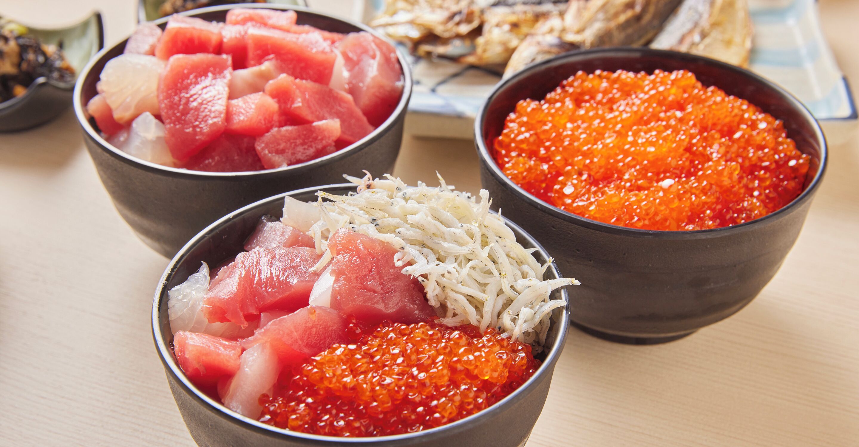 Trois bols contenant différents types d’aliments.