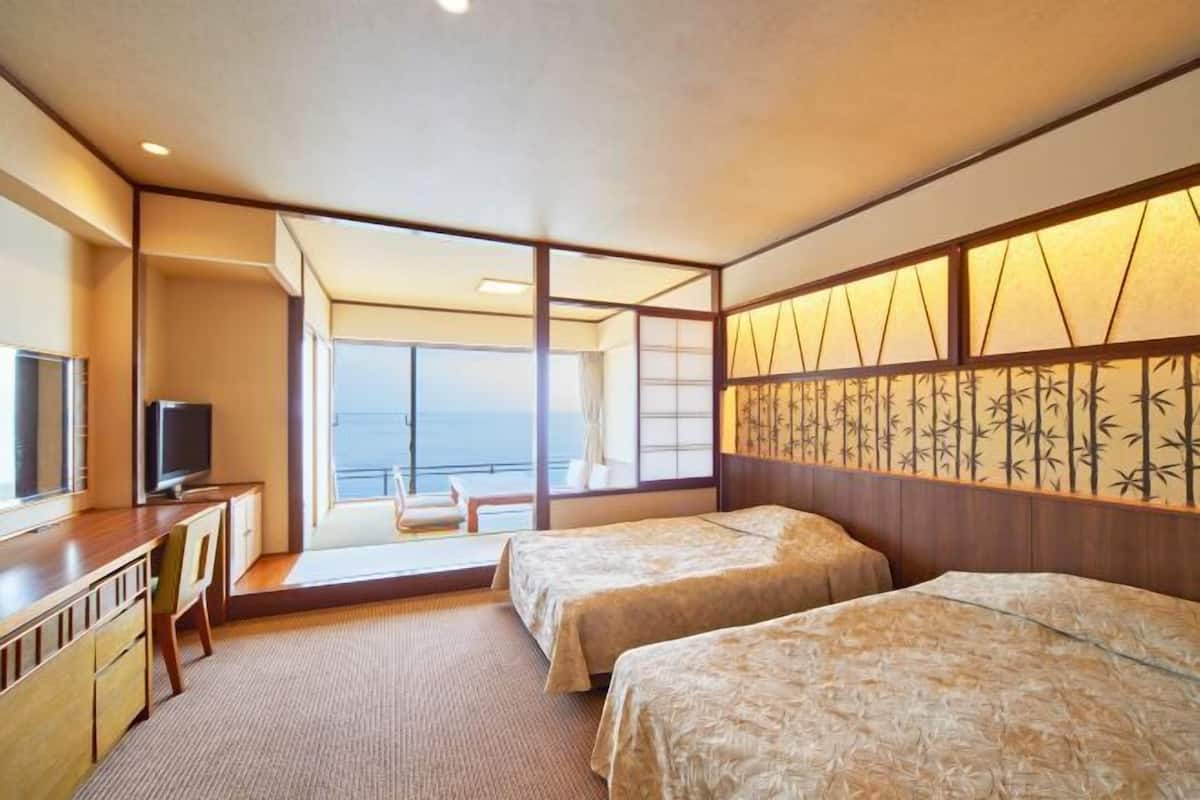 Premium bedding, in-room safe, free WiFi