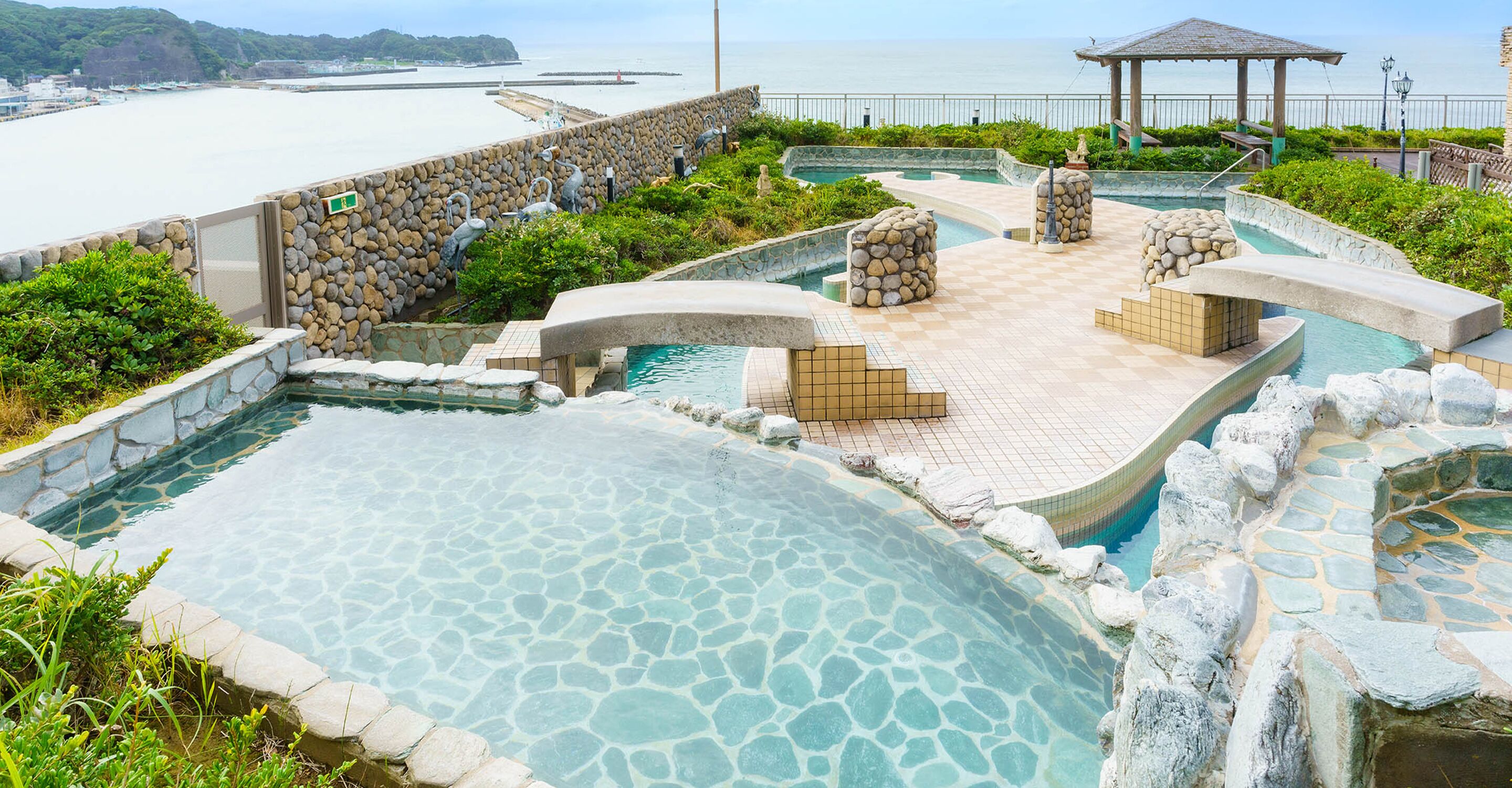 室內游泳池和室外游泳池，提供日光浴躺椅