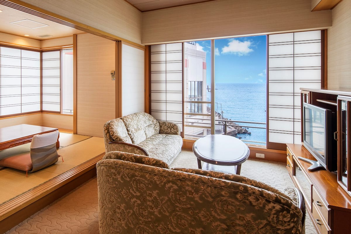 Premium bedding, in-room safe, free WiFi