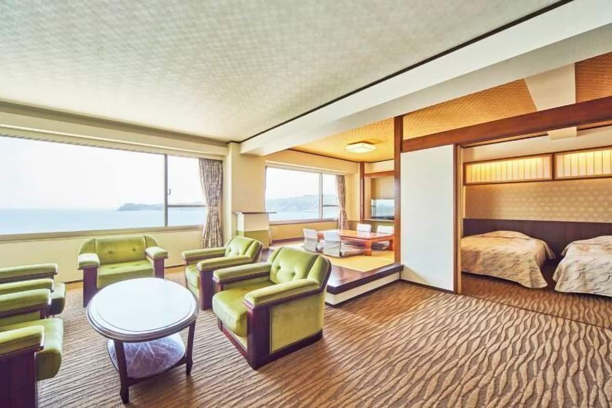 Premium bedding, in-room safe, free WiFi