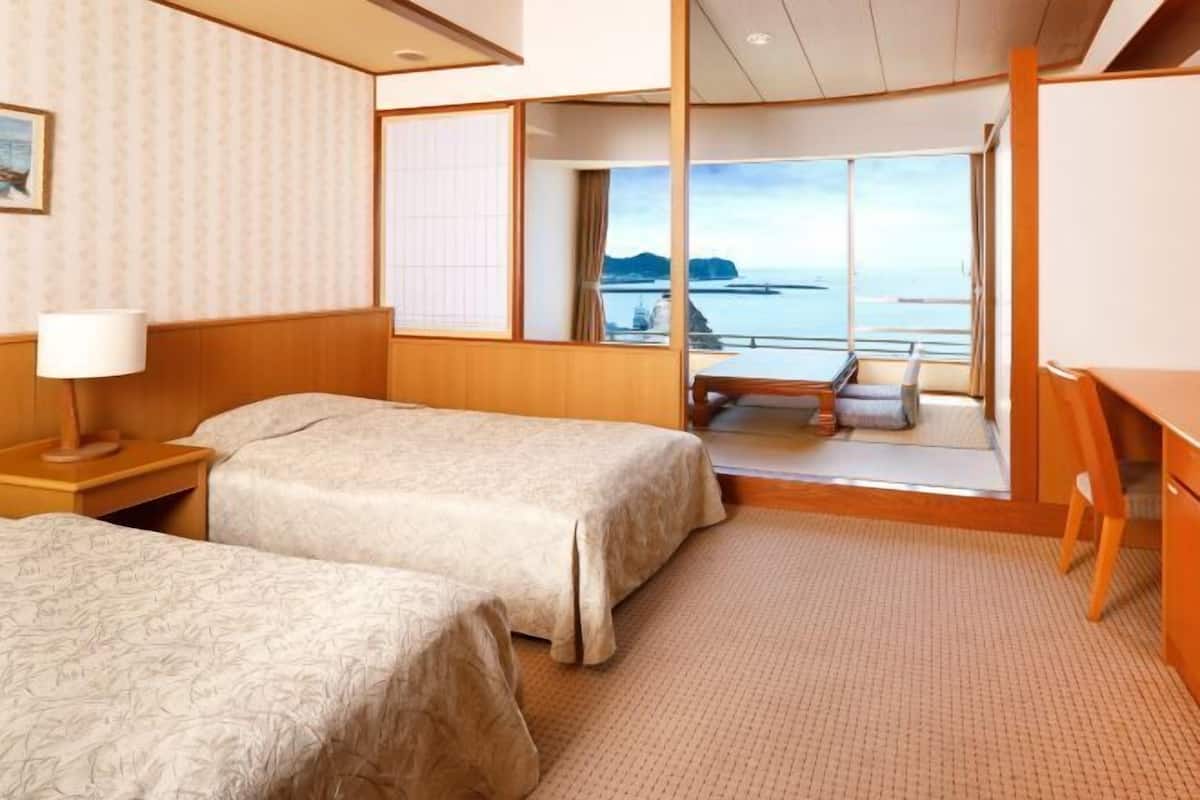 Premium bedding, in-room safe, free WiFi