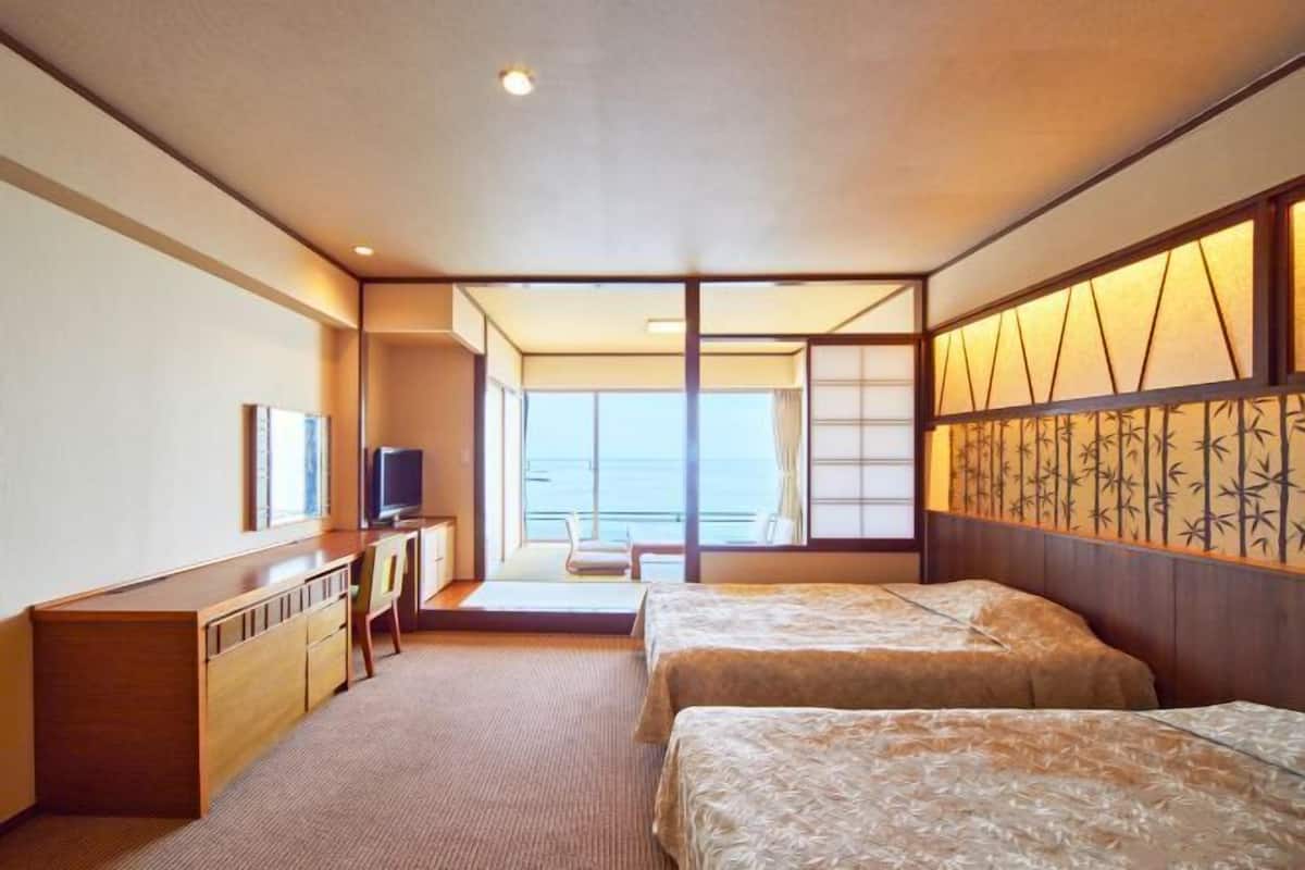 Premium bedding, in-room safe, free WiFi