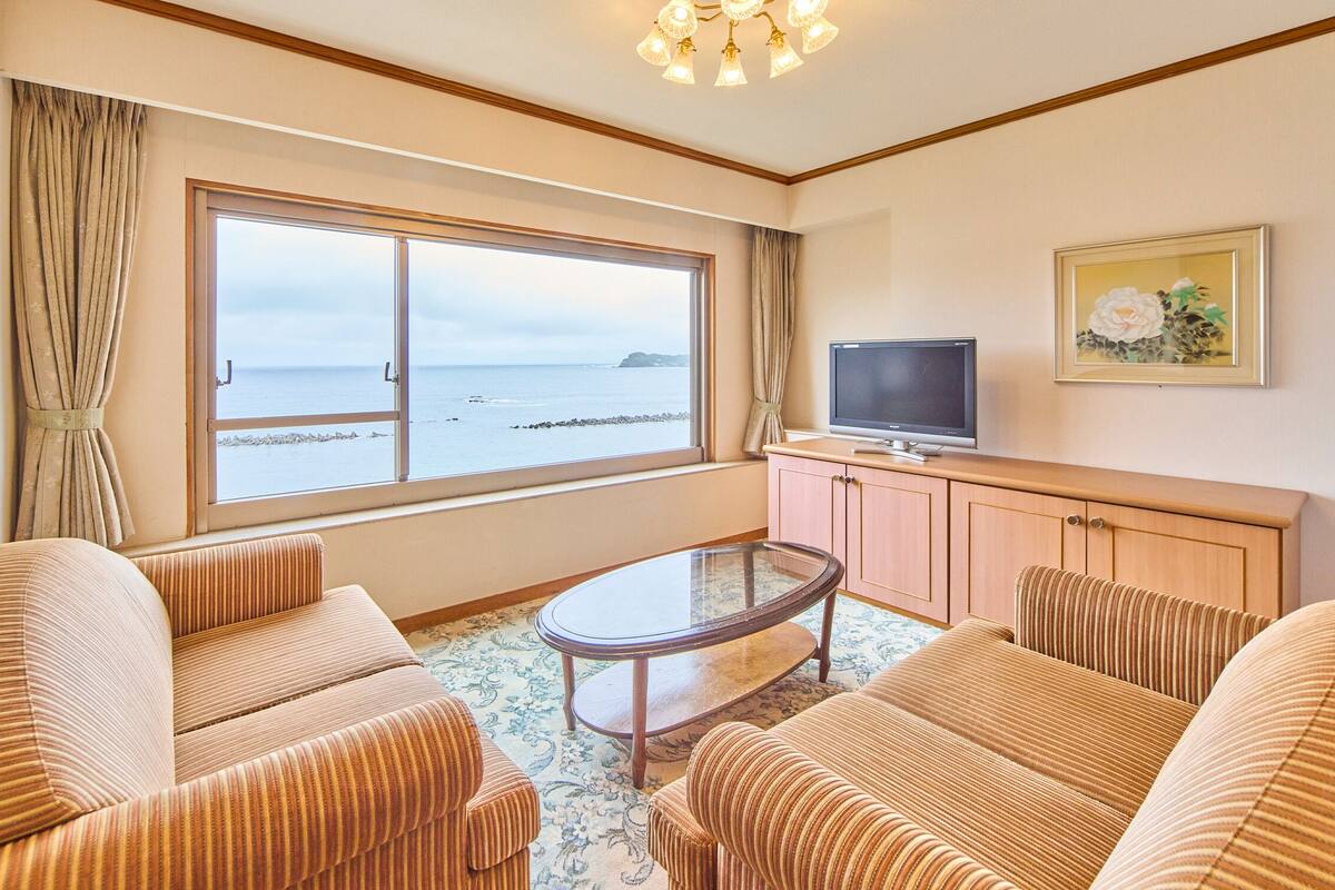 Premium bedding, in-room safe, free WiFi