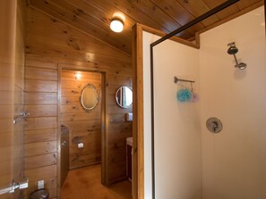 Shower, hair dryer - Beach House on the Ridge - Kaiteriteri House (Little Kaiteriteri)