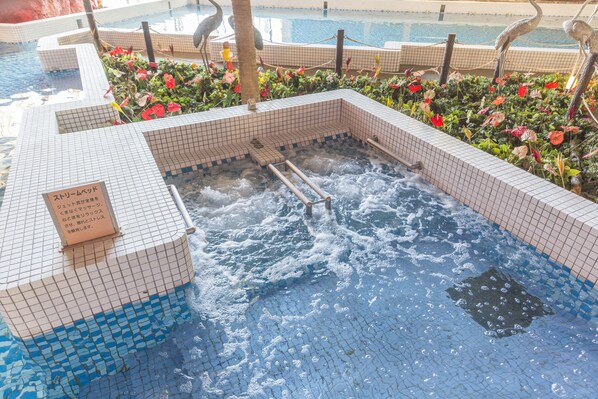 A hot tub area with tiled steps and a sign in a foreign language. - Mikazuki Sea-Park Hotel Awa Kamogawa (Kamogawa)