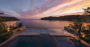 A sunset view from a pool area with a clear sky and calm sea. - Mikazuki Sea-Park Hotel Awa Kamogawa (Kamogawa)