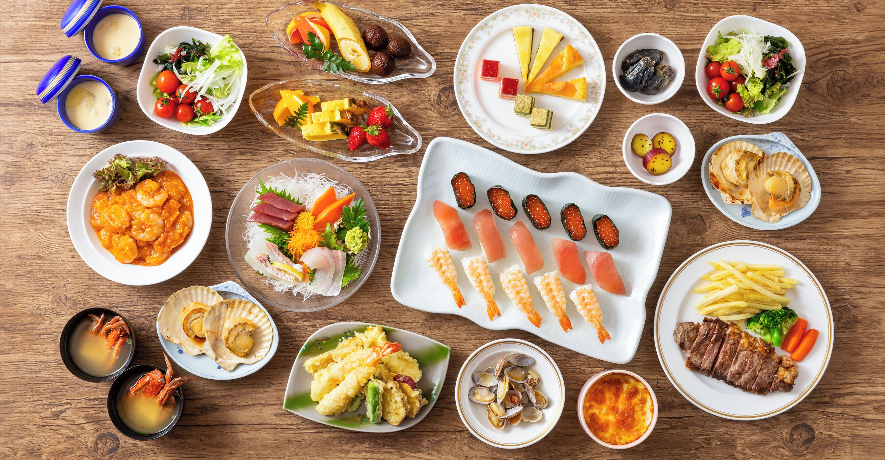 Un assortiment de plats comprenant des sushis, des sashimis et un steak accompagné de légumes.