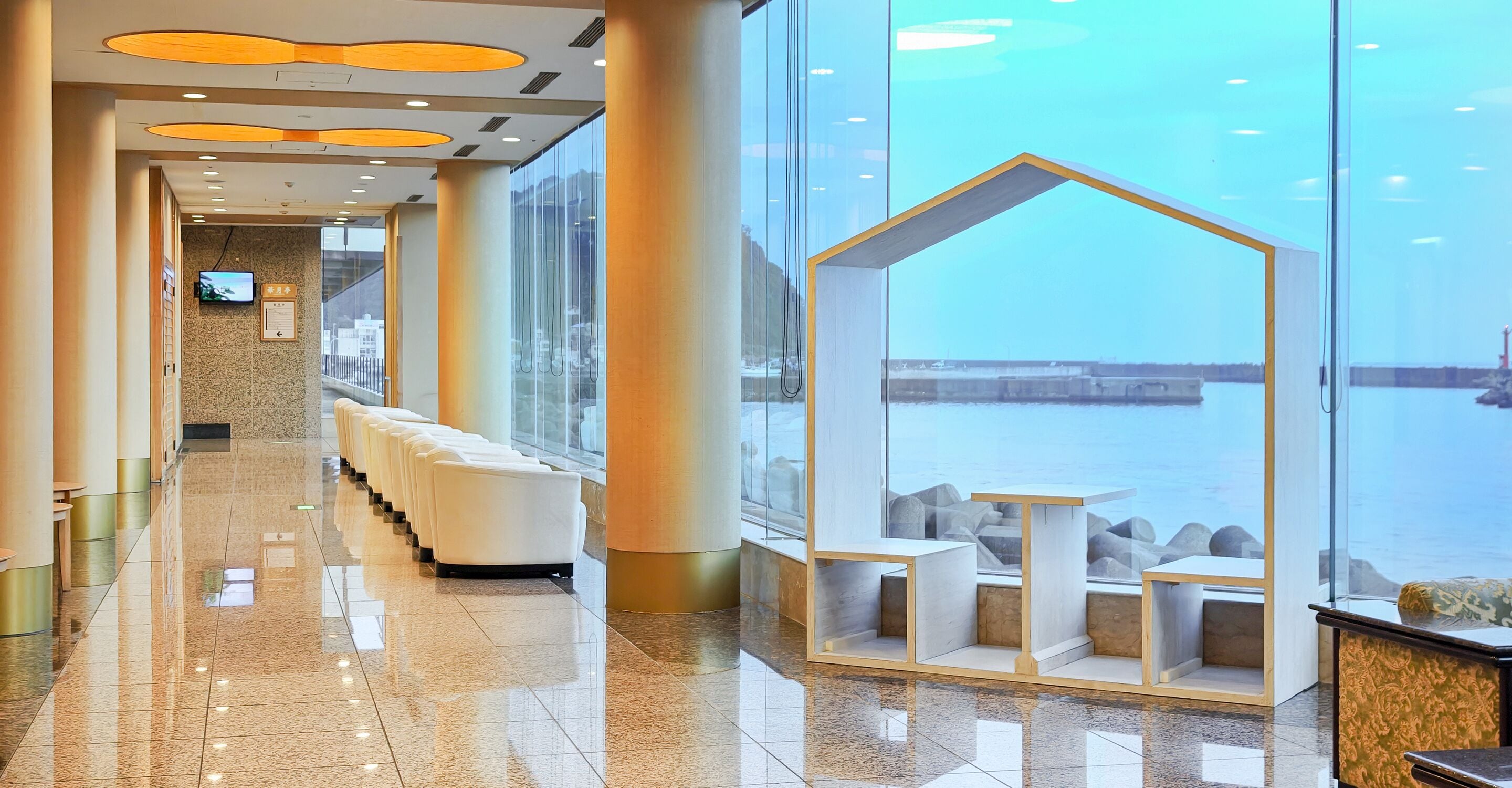 Lobby lounge