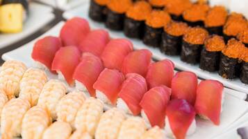 Variedad de sushi en una bandeja.