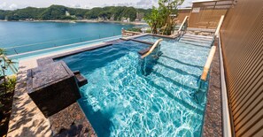 A pool with clear water, wooden steps, and a view of the sea. - Mikazuki Sea-Park Hotel Awa Kamogawa (Kamogawa)
