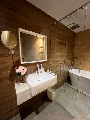 Studio Suite | Bilik Mandi | Pancuran mandi, pengering rambut, tuala disediakan, sabun 