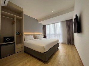 Signature Deluxe King | In-room safe, desk, blackout drapes, soundproofing - Miyabi Hotel (Masai)