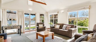 Charming on Cherry - Wanaka Holiday Home