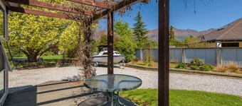 Charming on Cherry - Wanaka Holiday Home