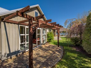 Exterior - Charming on Cherry - Wanaka Holiday Home (Wanaka)