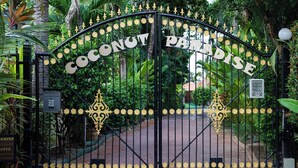 Ein begrenzter Zugangsbereich, auf dem deutlich „Coconut Paradise“ steht.