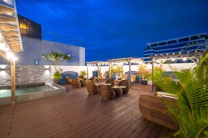 室外泳池；06:00 至 19:00 開放；泳池傘、躺椅
