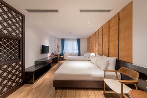 Familie studio suite, 2 queensize bedden | Woonruimte | Een 43-inch lcd-televisie met kabelzenders en televisie