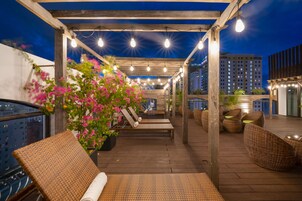 Ulkouima-allas avoinna 6.00–19.00, aurinkovarjoja, aurinkotuoleja