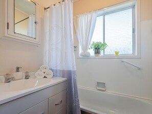 Bathtub, hair dryer - Central Riverside Retreat - Taupo Holiday Home (Taupo Central)