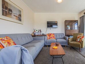TV - Central Riverside Retreat - Taupo Holiday Home (Taupo Central)