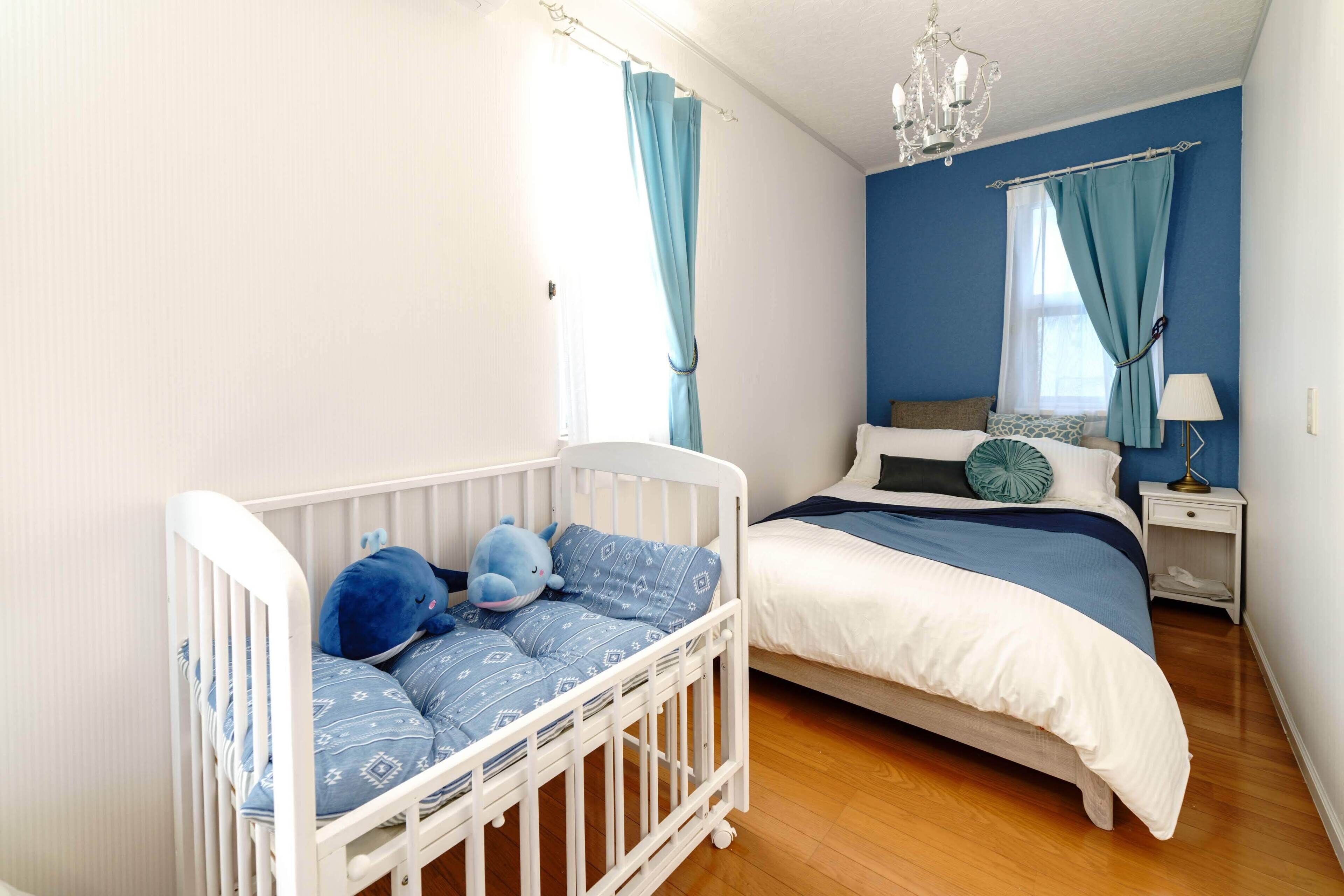 3 habitaciones, tabla de planchar con plancha y cuna de viaje 