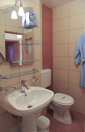 Baignoire, sèche-cheveux, serviettes fournies