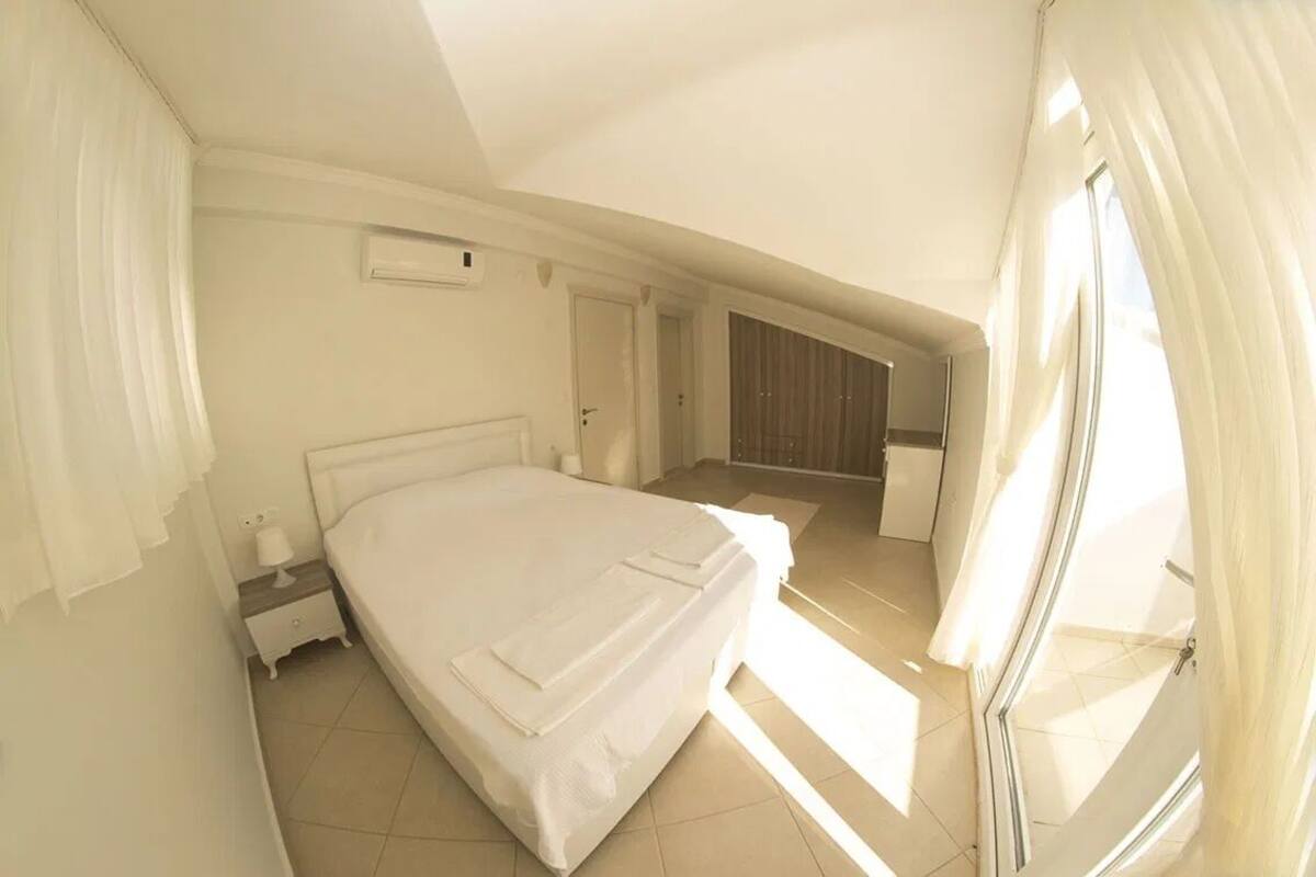 Desk, WiFi (free), bed sheets