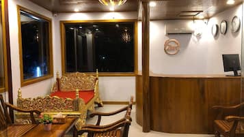 Quầy tiếp tân
