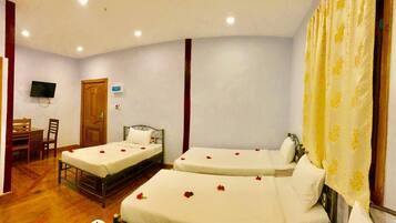 Family Room | Soundproofing, free WiFi, bed sheets