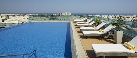 Piscine extérieure, parasols de plage, chaises longues