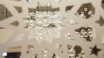 Una instalación decorativa de vidrio con patrones geométricos y formas de estrella.