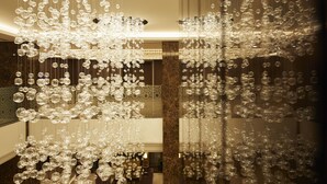 Un candelabro con numerosos elementos de vidrio transparente colgando del techo.
