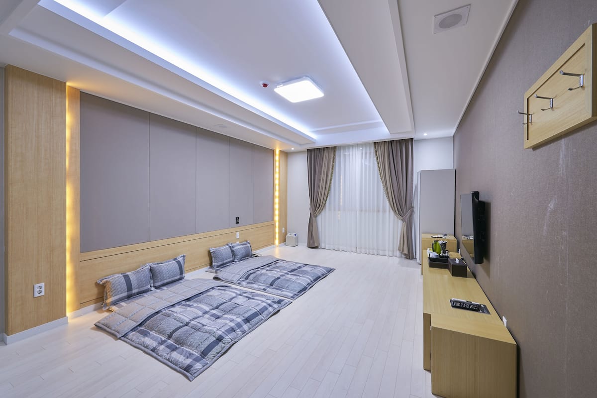 Habitación tradicional | Ropa de cama de alta calidad y wifi gratis