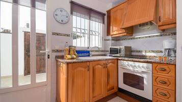 Een koelkast, een magnetron, een oven, een kookplaat