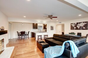 Smart TV, books, stereo - Relaxing getaway with pool, outdoor bar, putting green and pool table (Citrus Heights)