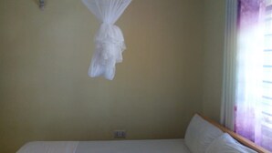 Single Room | Meja 